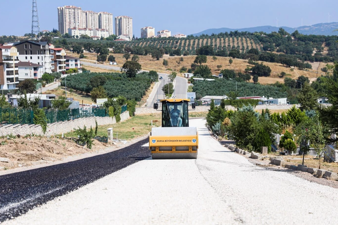 Bursa’da mezarlık yolları yenileniyor 