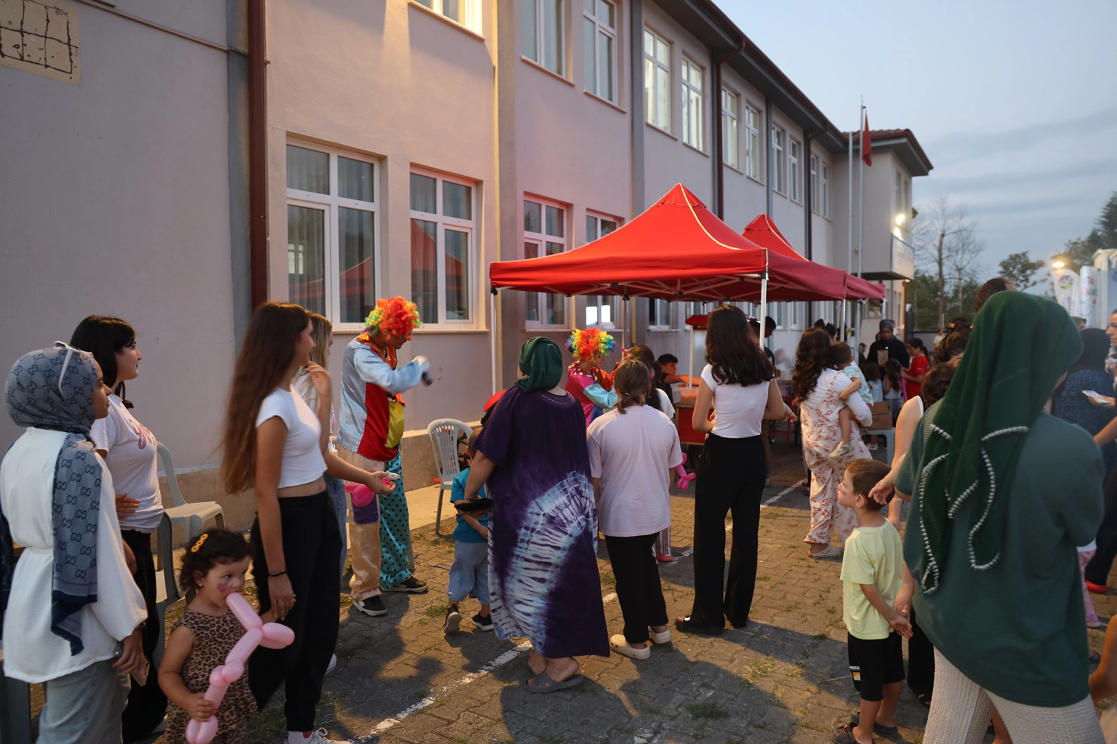 Mutluluk Tırı Sapanca’da çocukların yüzünü güldürdü 