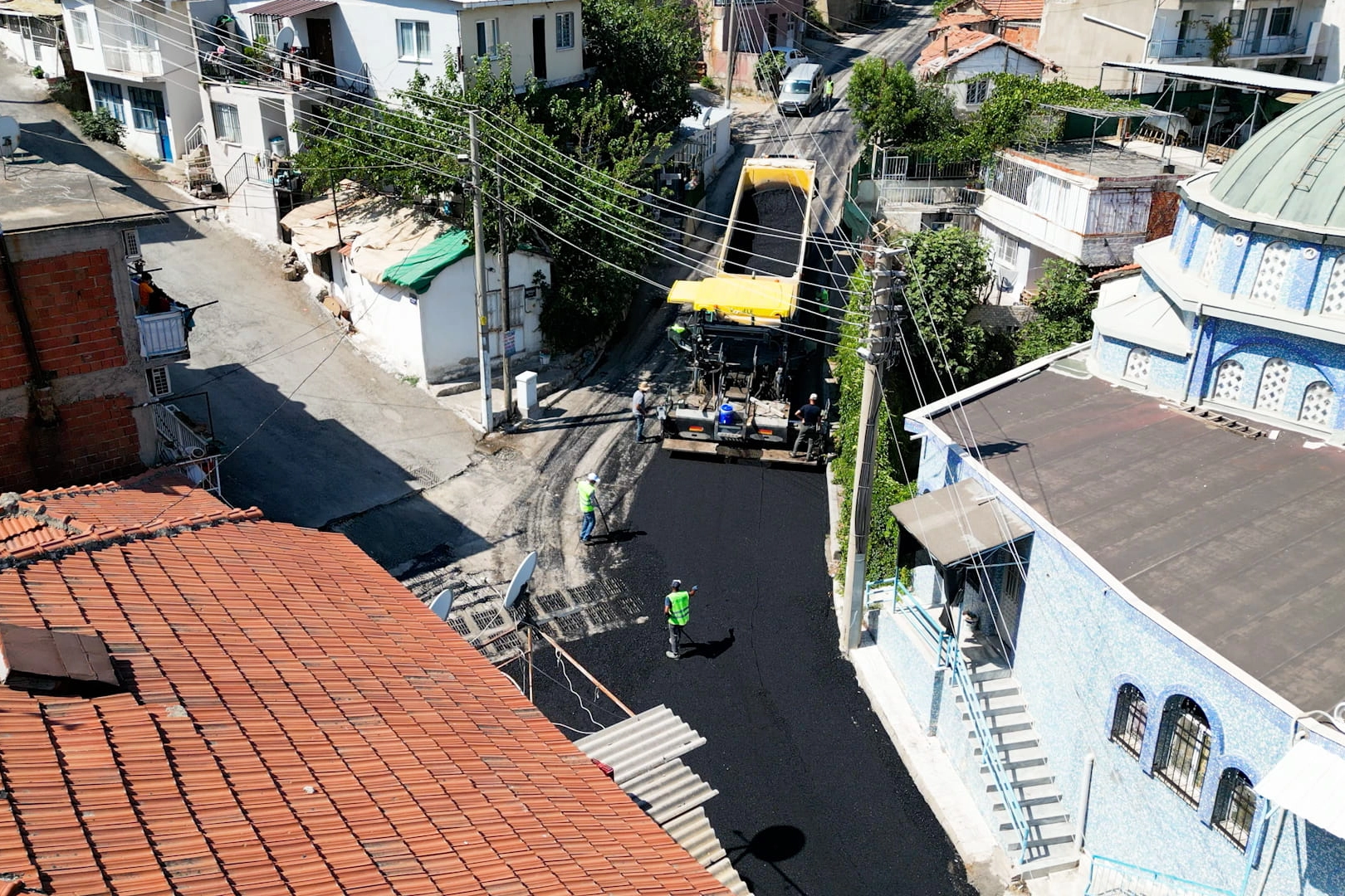 İzmir Narlıdere'de asfalt seferberliği 