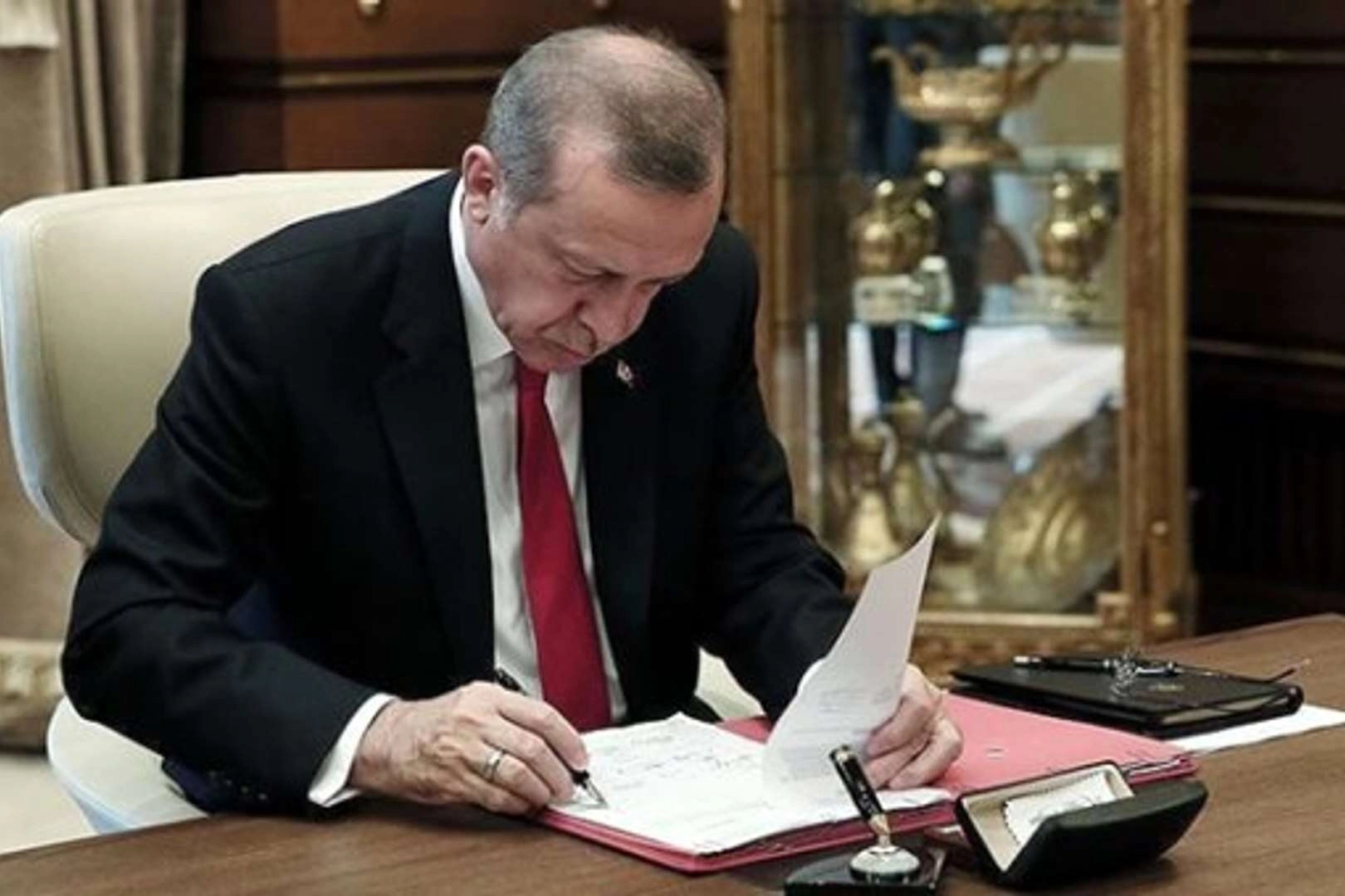 Görevden alma ve atamalar 'Resmi'leşti 