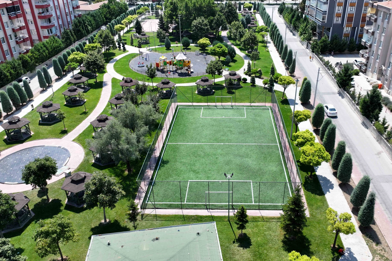 Konya Karatay'da 14 halı saha yolda 