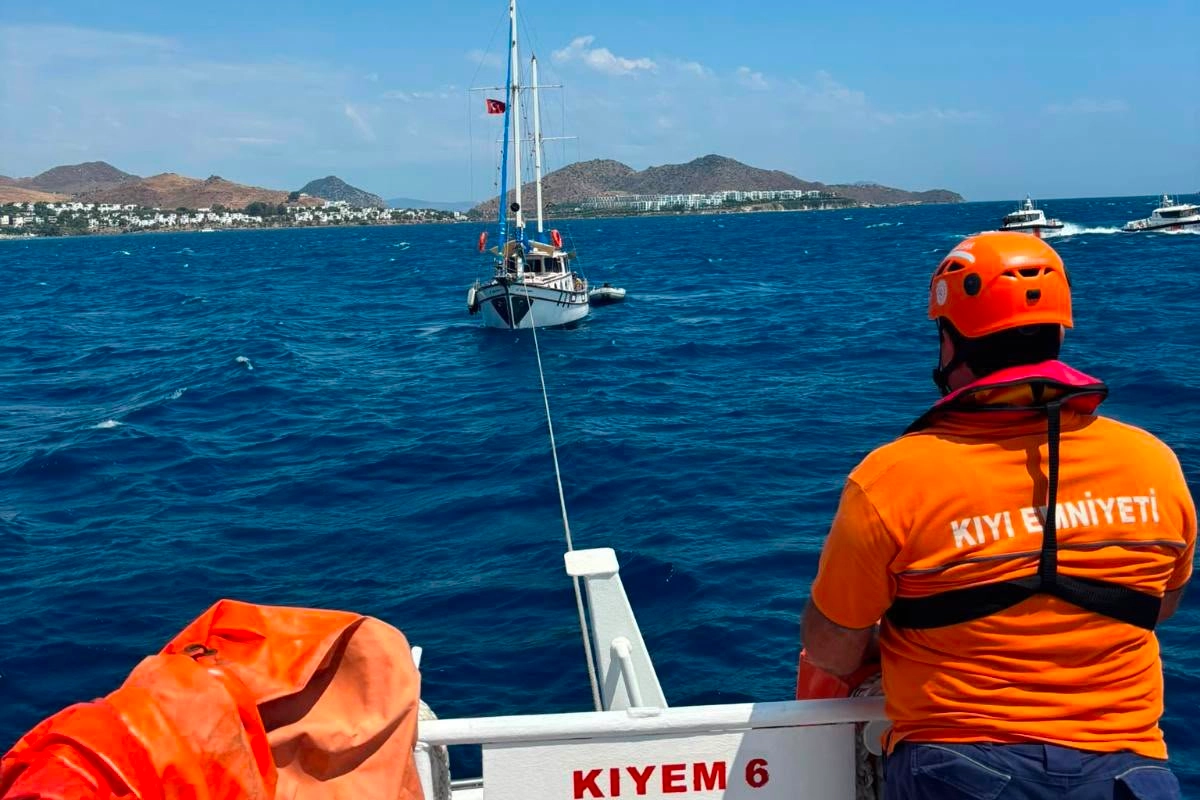 Bodrum açıklarında arızalanan teknedeki 10 kişi kurtarıldı 
