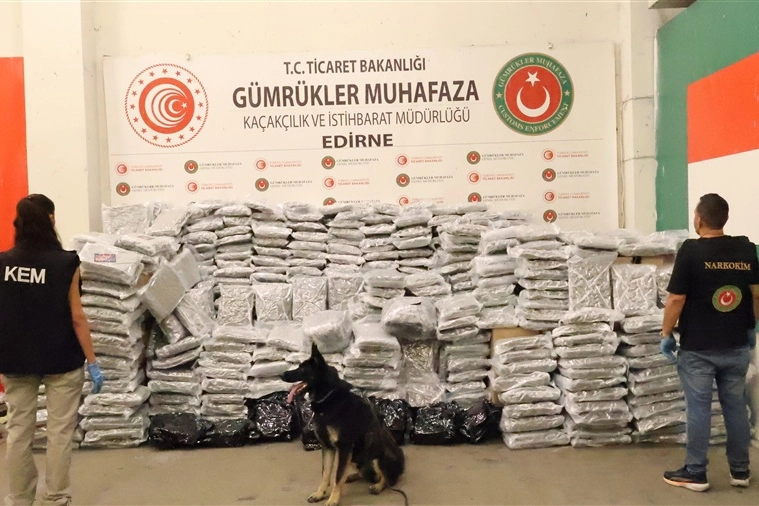Zehir tacirlerine bir darbe daha! Kapıkule'de 810 kilogram esrar ele geçirildi 
