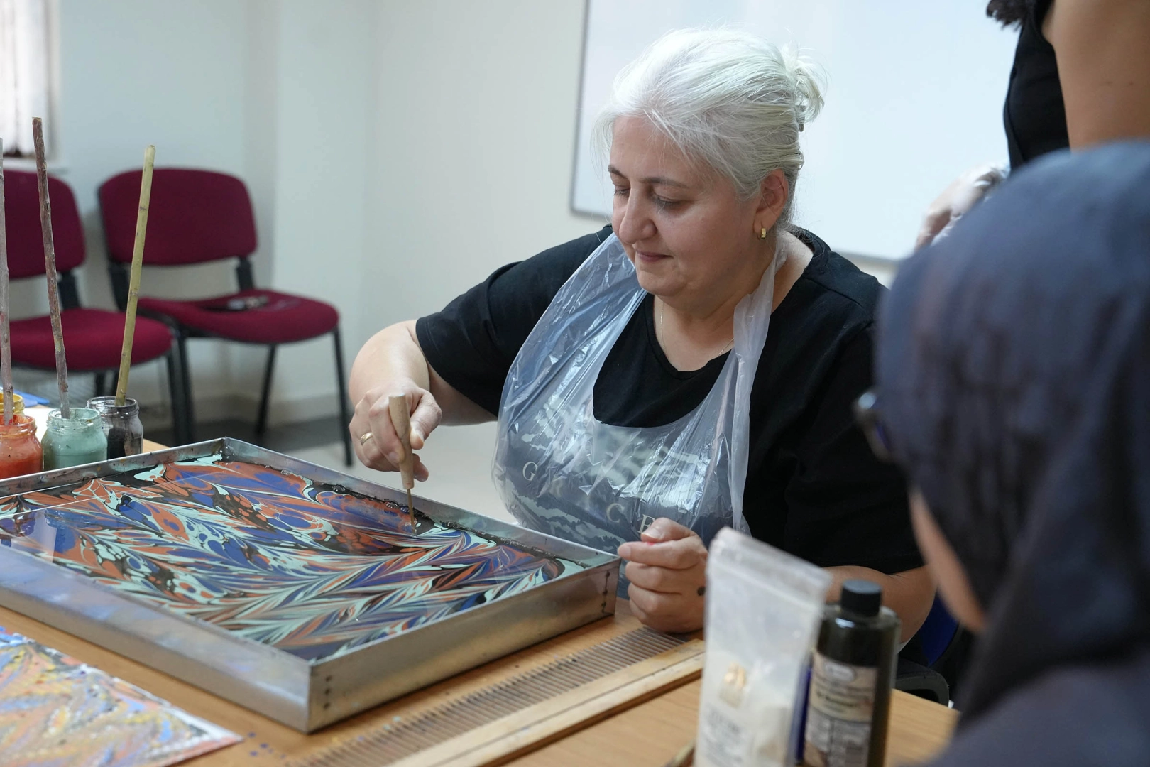 Ankara Keçiören’de şehit yakınlarına ebru sanatı workshopu 
