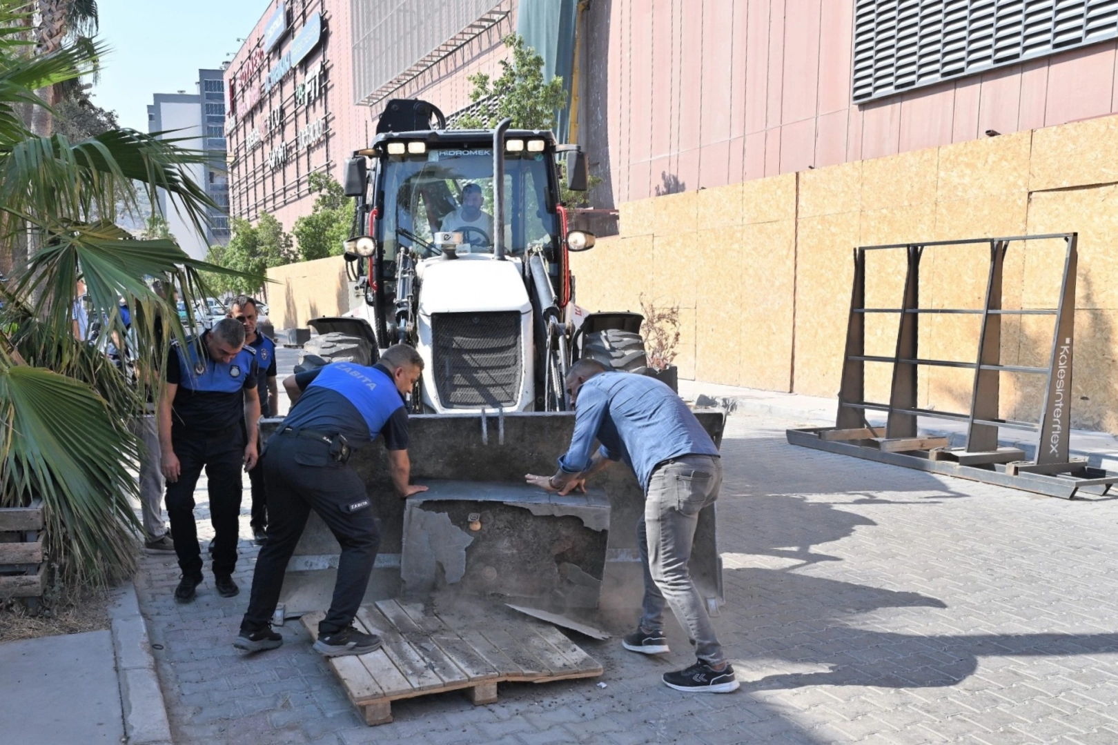 Bornova’da kaldırım ve yol işgallerine sıkı denetim 