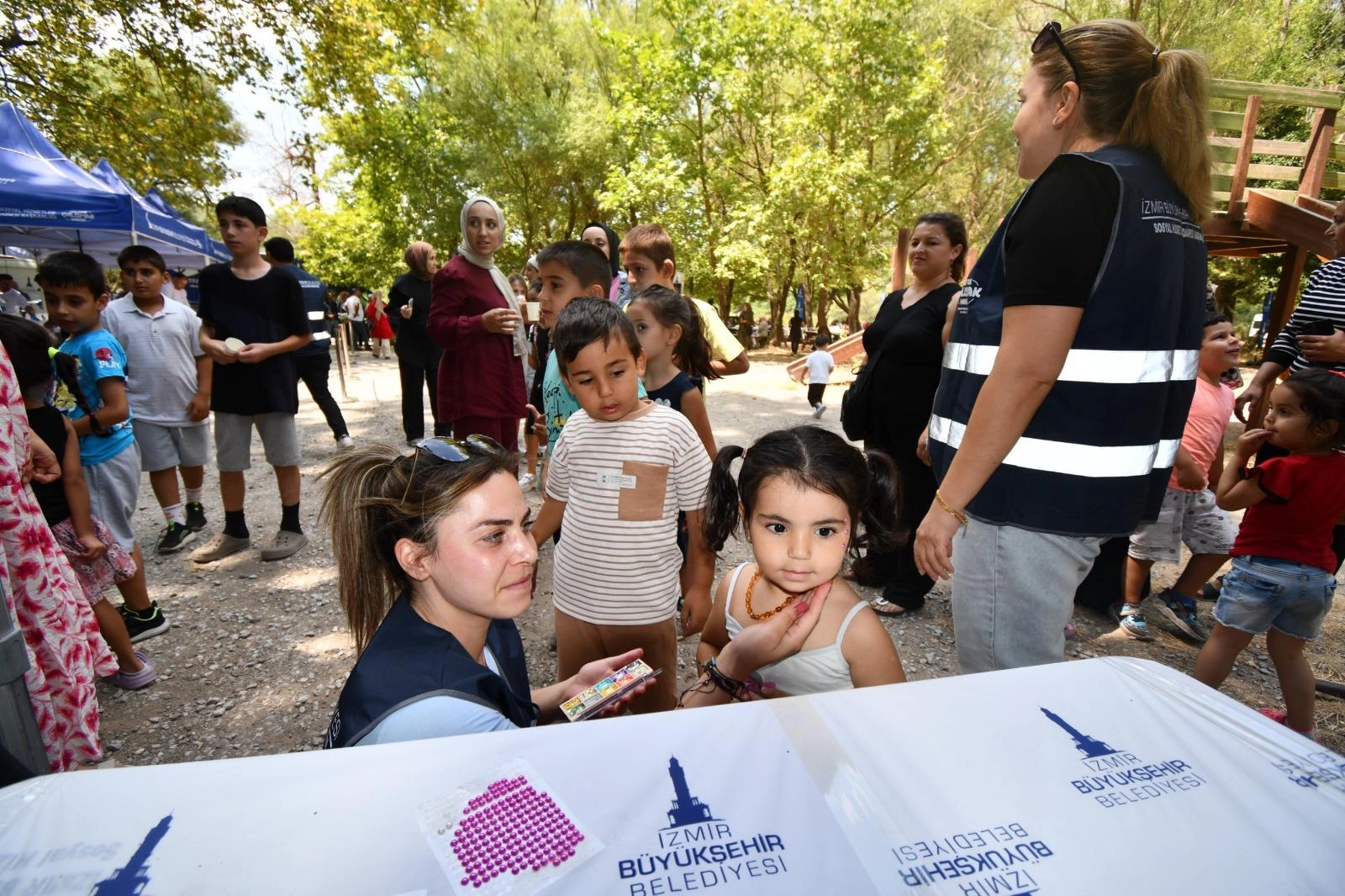 İzmir Bayraklı Karagöl’de sosyal dayanışma pikniği 