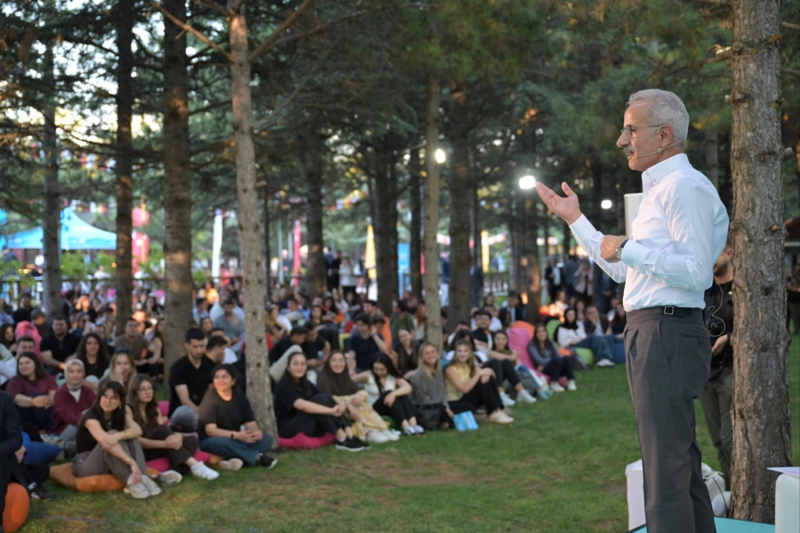 Bakan Uraloğlu kariyer buluşmasında gençlerle buluştu 