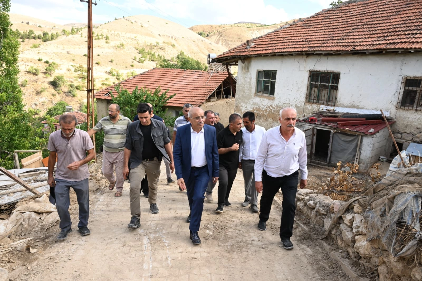 Malatya Hekimhan'da selin yaraları sarılıyor 