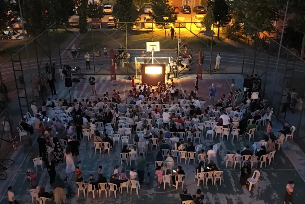 “Karagöz’ün Salıncağı” ilk gösteriminde çocuklar ve aileler buluştu 