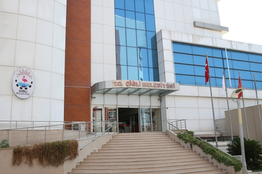 Çiğli Belediye Başkanı Yıldız’ın makam aracına silahlı saldırı! 