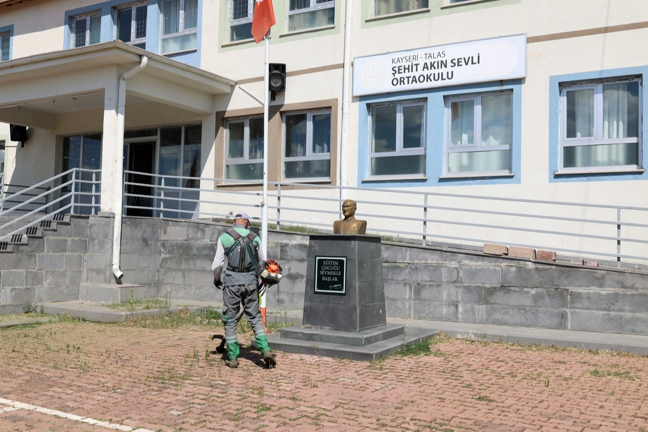 Kayseri Talas'ta okullarda bakım zamanı 