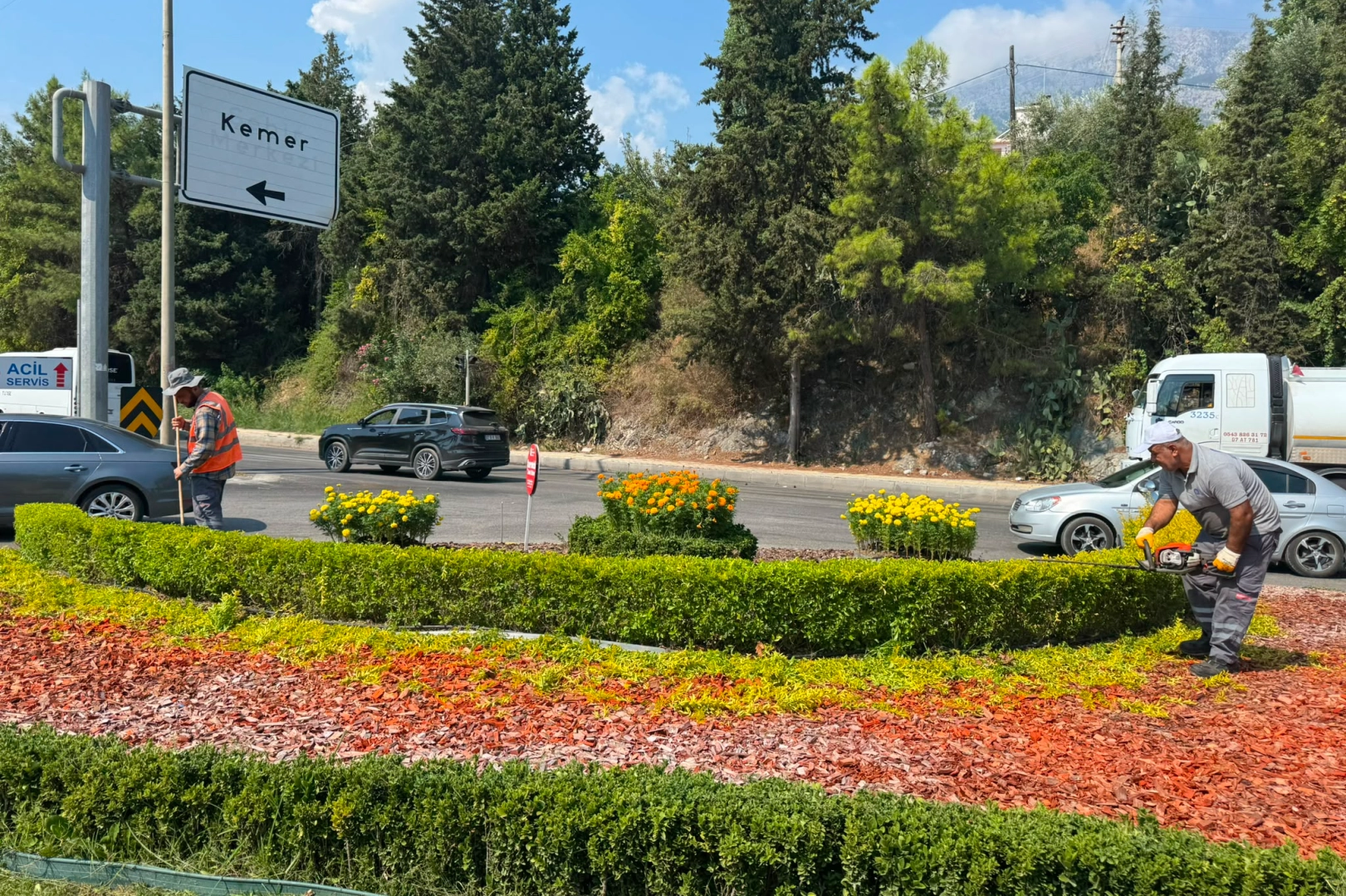 Antalya'da yeşil alanlarda genel temizlik ve bakım yapıldı 