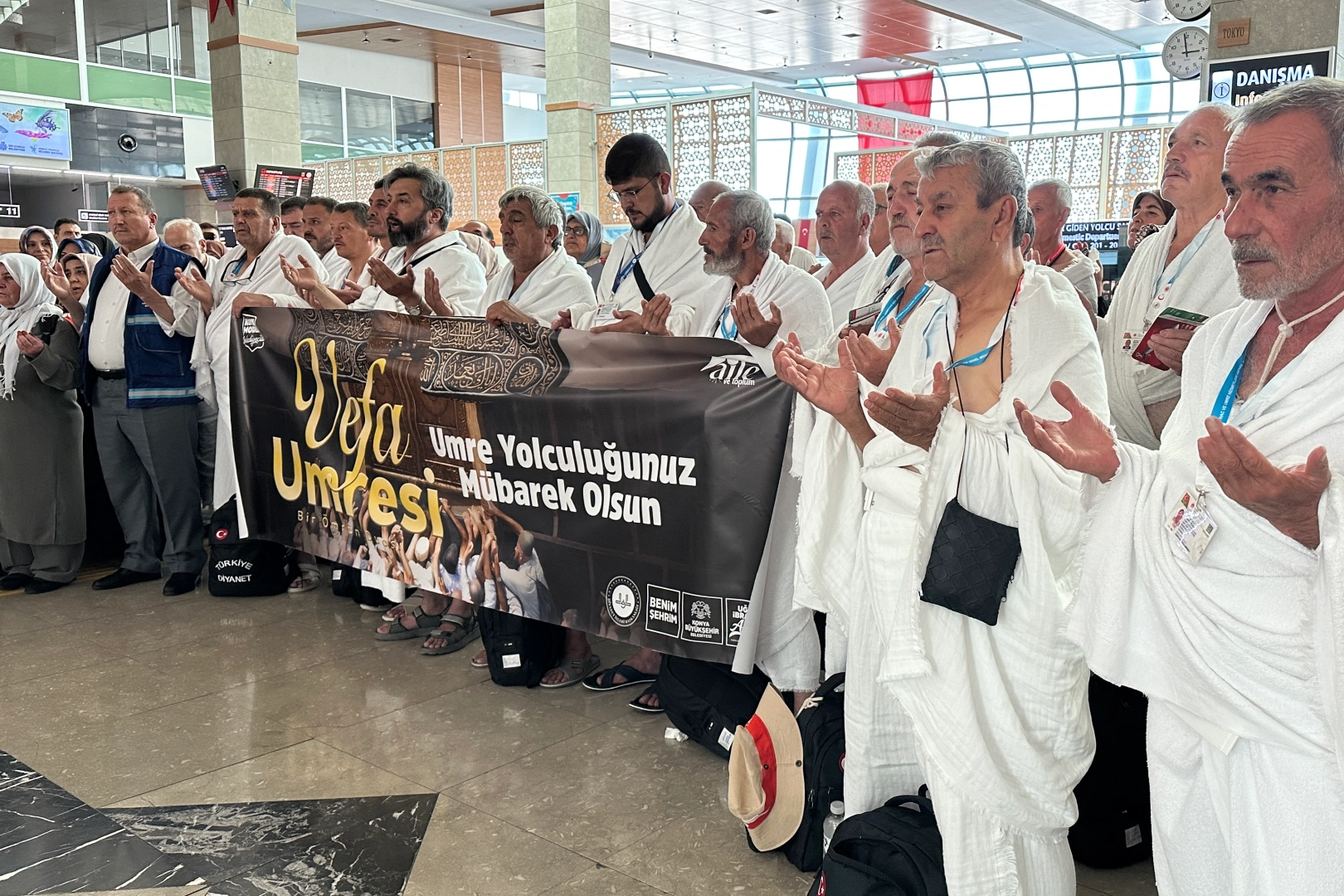 Konya'dan 'Vefa Umresi'nin ilk kafilesi uğurlandı 