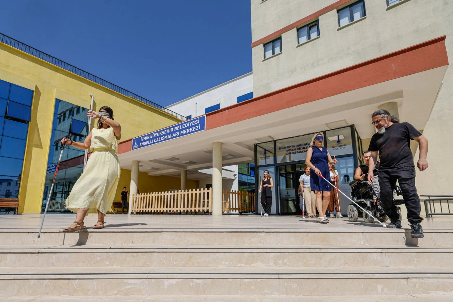İzmir'de görme engellilere rehberlik edecek personele özel eğitim 
