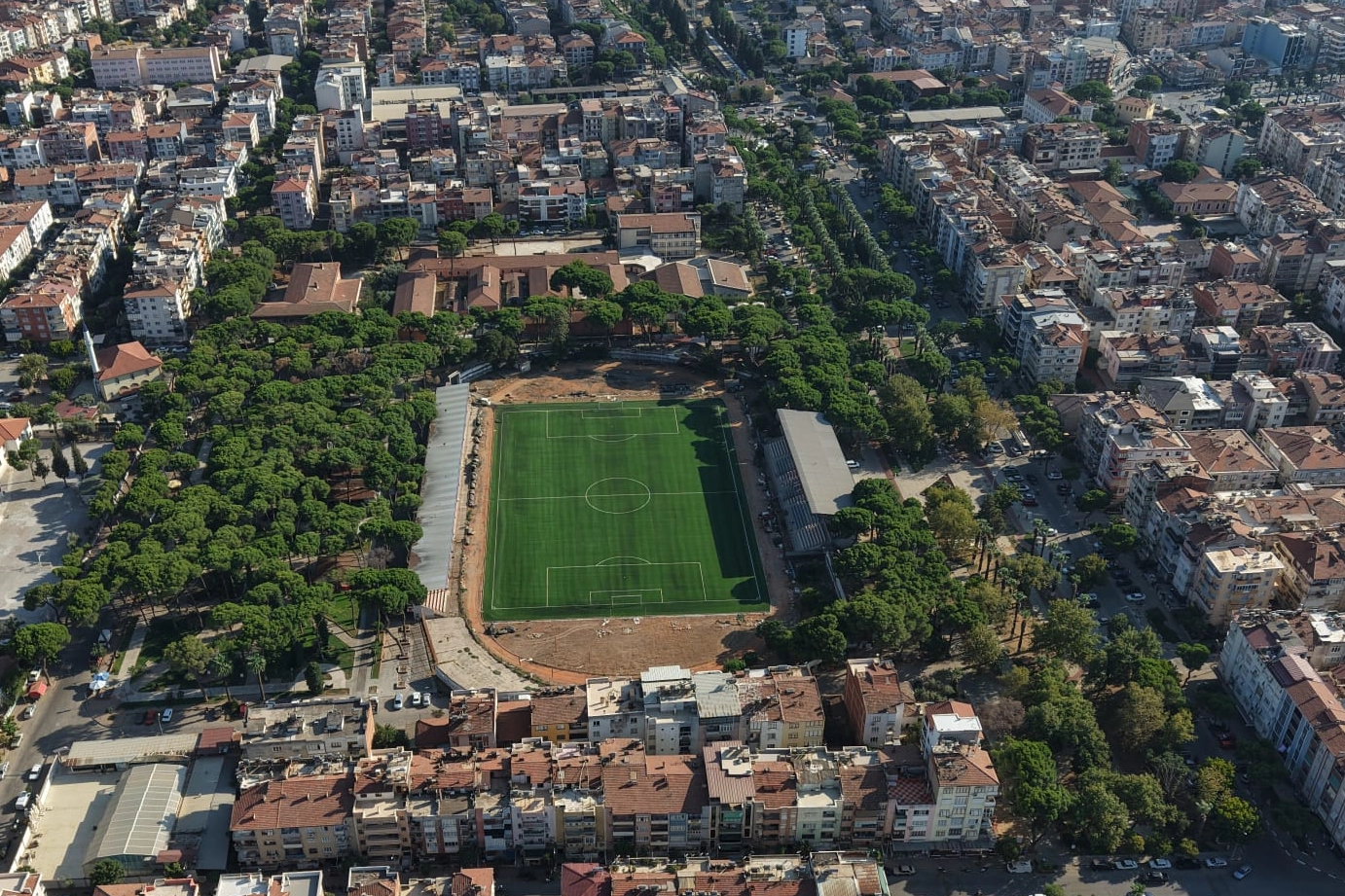 İzmir Büyükşehir’den Ödemiş Saraçoğlu Stadı’na yepyeni zemin 