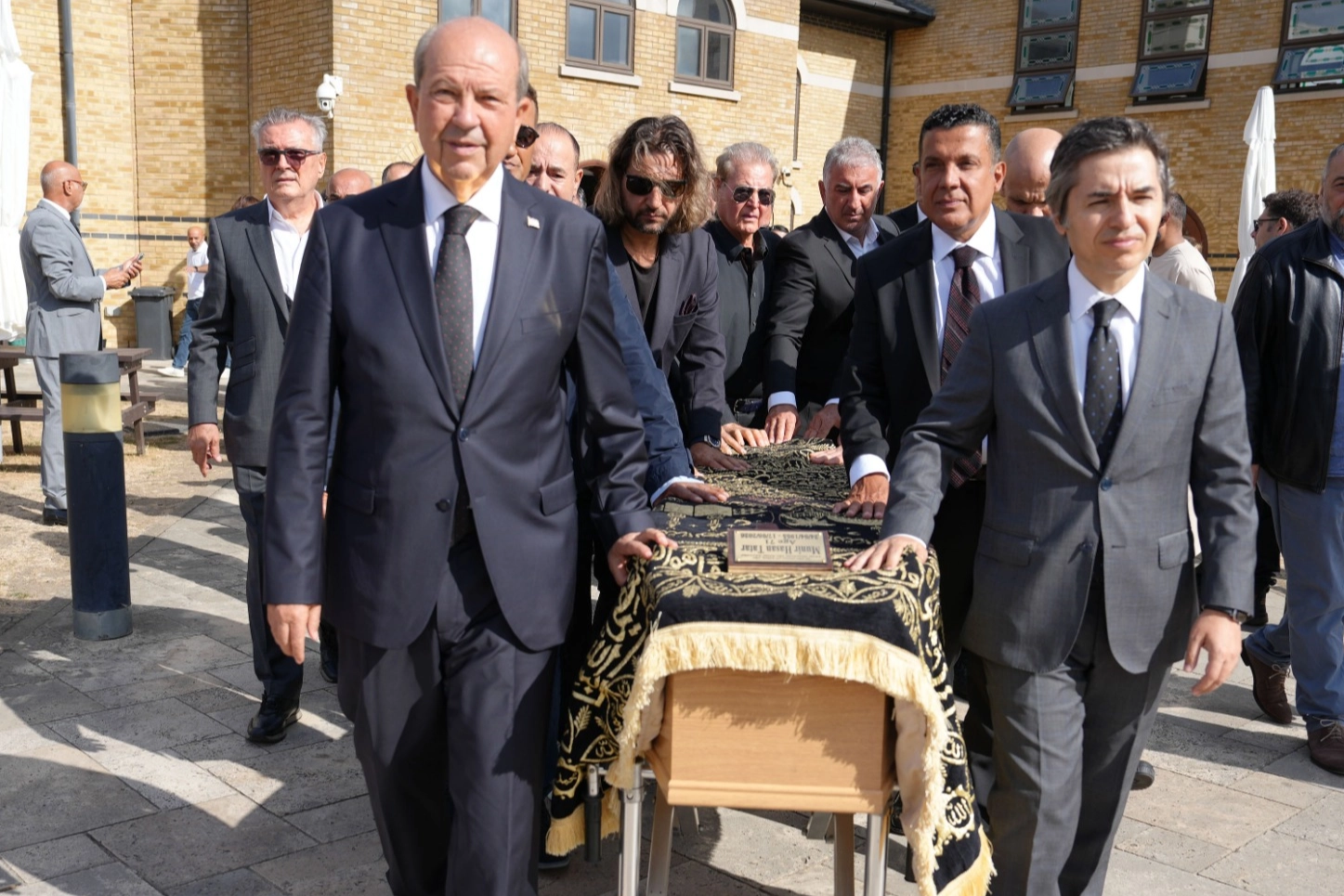 KKTC 5. Cumhurbaşkanı Ersin Tatar, yeğenini Londra’da son yolculuğuna uğurladı 