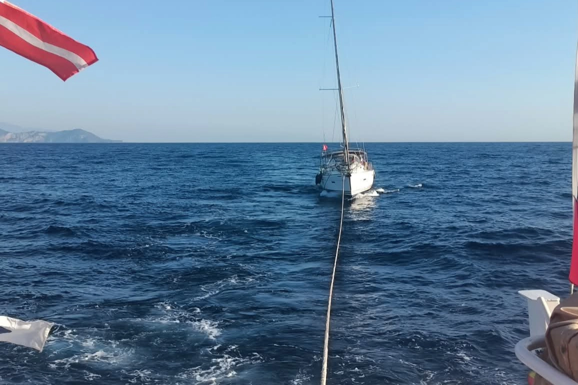 Fethiye açıklarında sürüklenen teknedeki 5 kişi kurtarıldı 