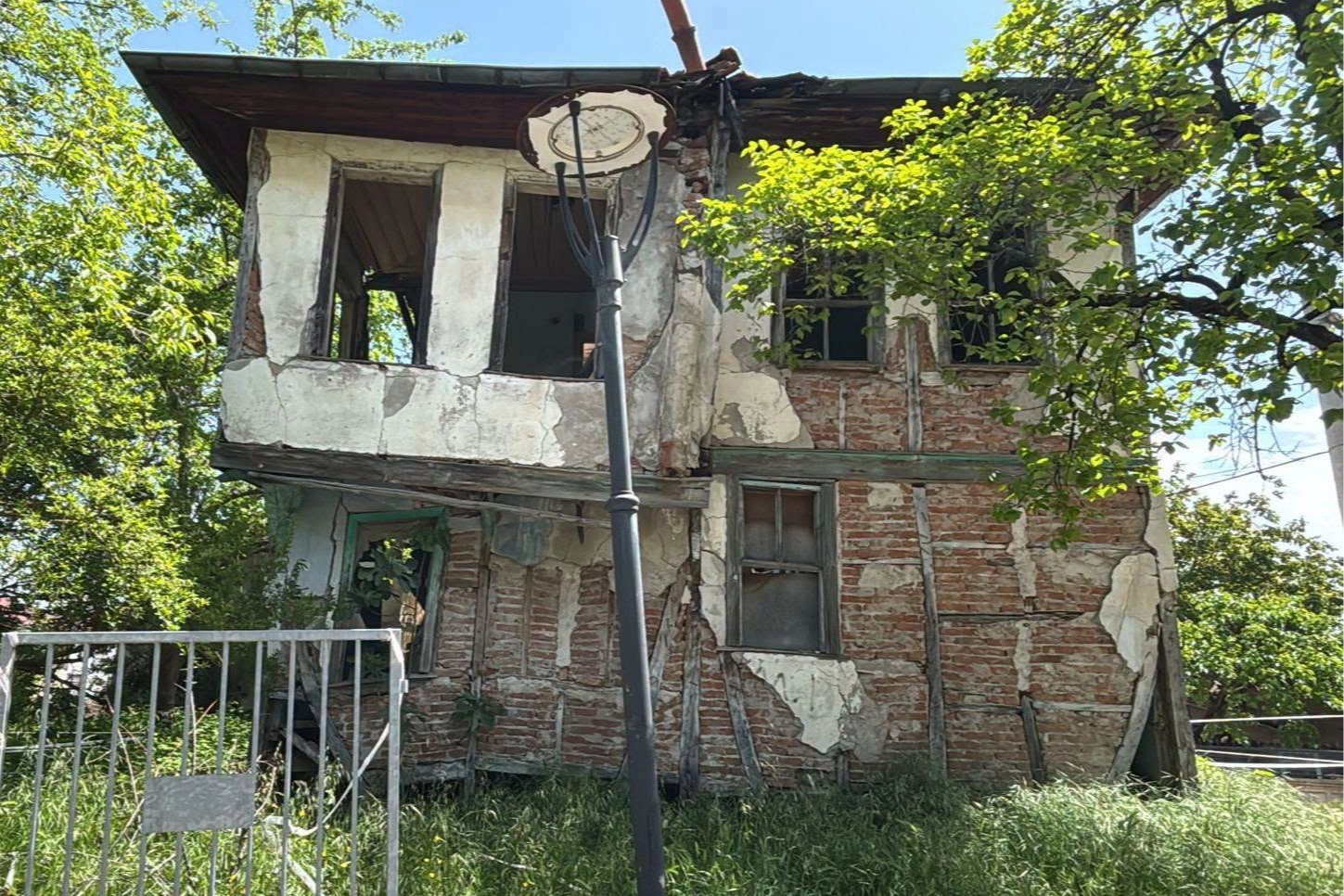 Gölcük'te riskli metruklarda yıkıma devam 