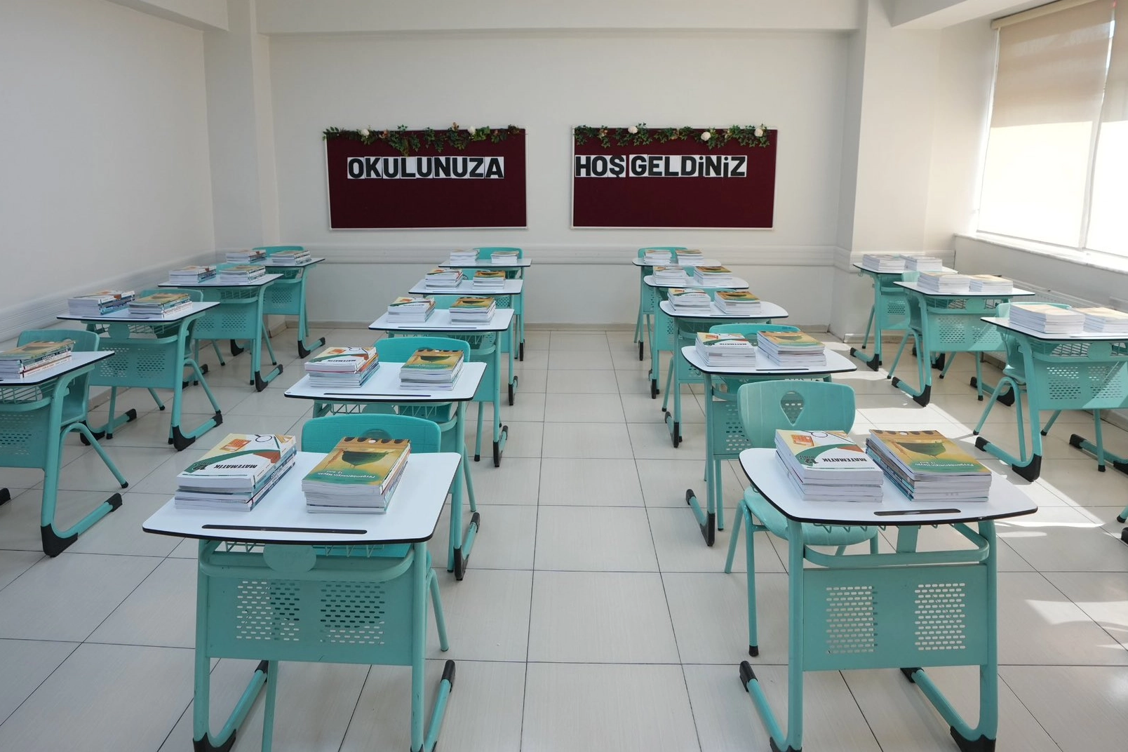 Ders kitapları dağıtılmaya başlandı 