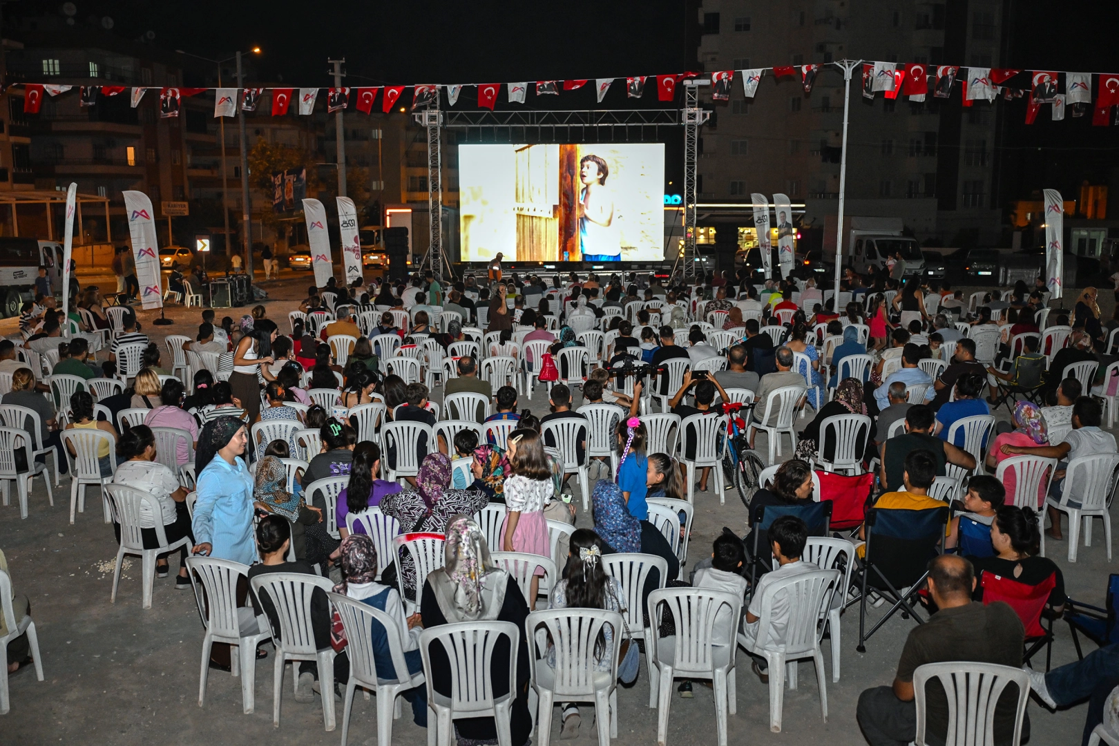Mersin Tarsus’ta açık hava sinema keyfi 