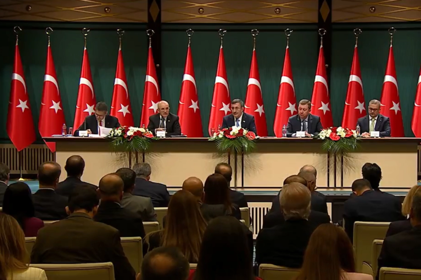 Yeni ekonomik hedefler açıklandı! Enflasyon tek haneye inecek... 2,1 milyon yeni istihdam sağlanacak 