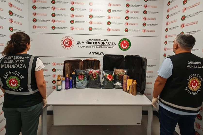 Antalya Havalimanı’nda 18,9 kilo likit metamfetamin ele geçirildi 