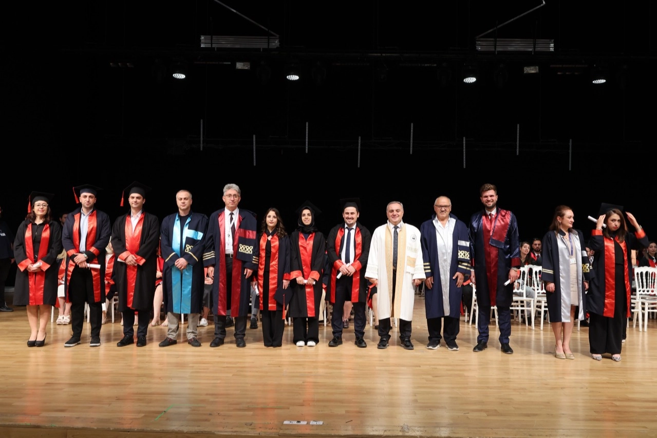 ERÜ’de lisansüstü mezuniyet sevinci yaşandı 