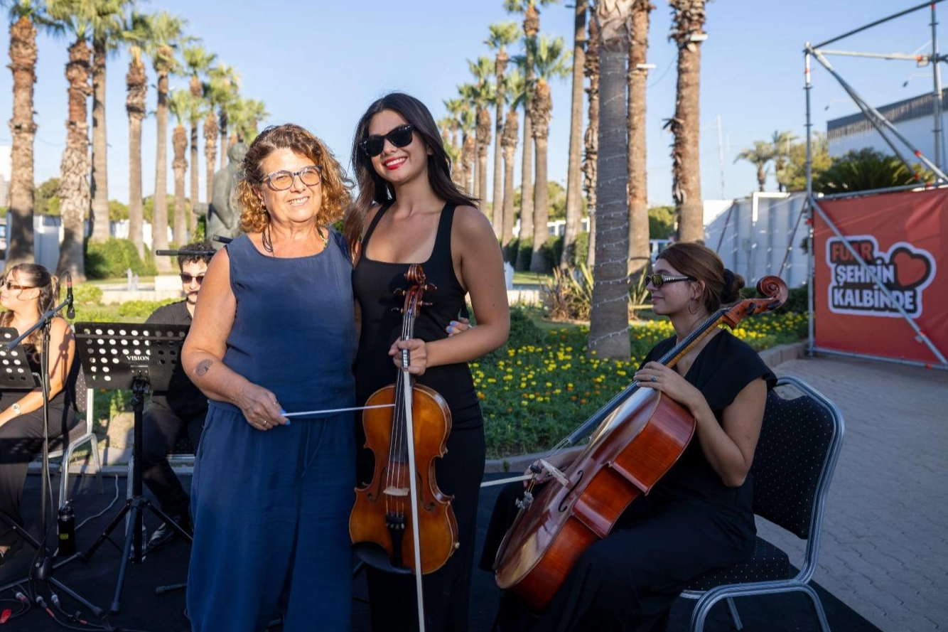 Kızı keman çaldı, anne yönetti 