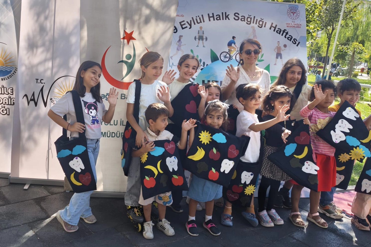 Çocuklar kendi çantalarını tasarladı 