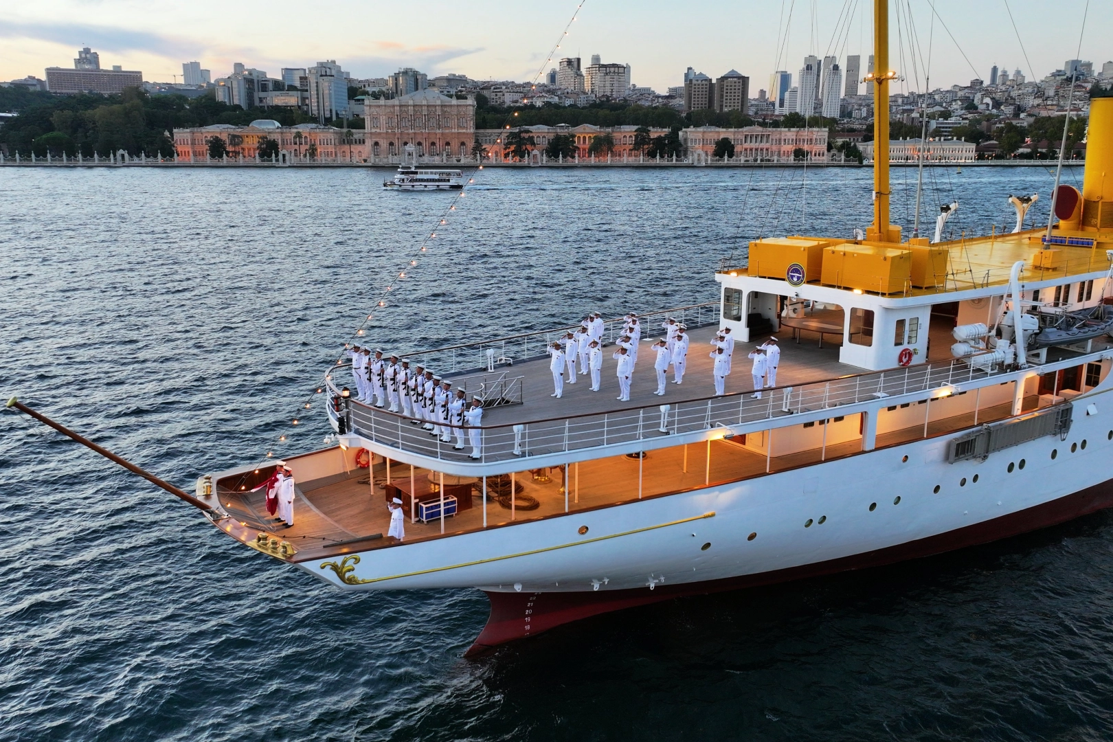 TCG Savarona Dolmabahçe açıklarında demirledi 