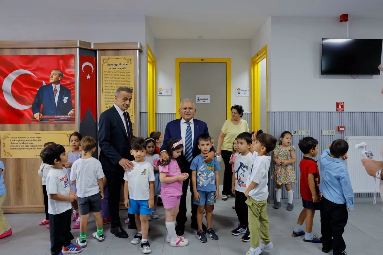 Memduh Büyükkılıç Kayserili öğrencilerin ilk gün heyecanına ortak oldu 