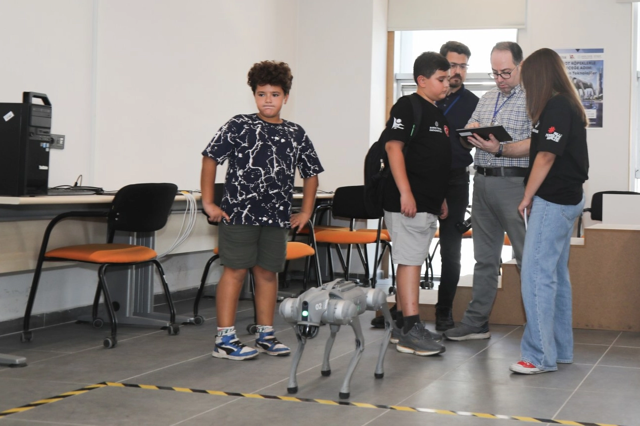 Ortaokul ve lise öğrencileri BTÜ’de robotlarla tanıştı 