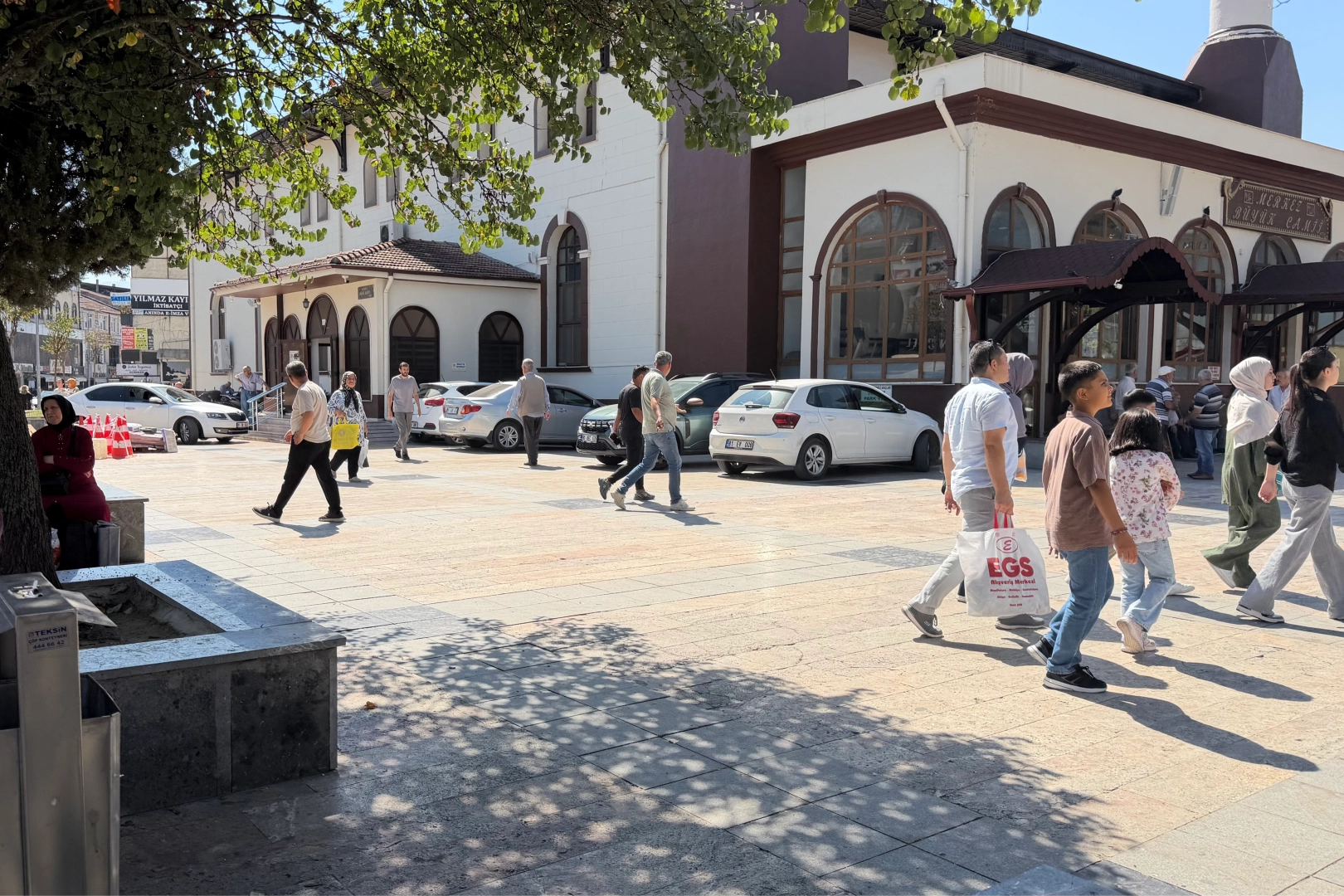Düzce'de burası cami avlusu mu, otopark mı? 