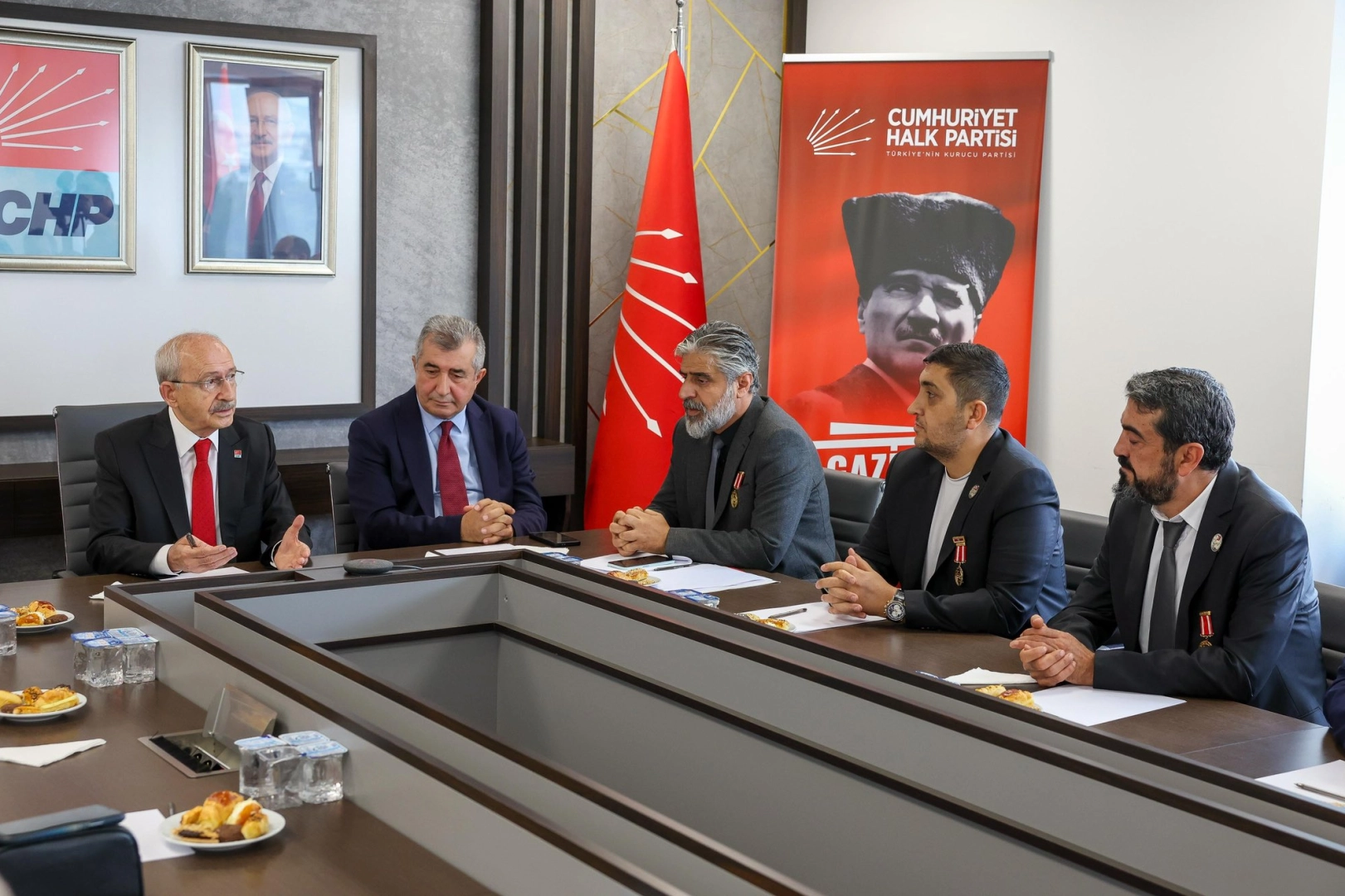 Kılıçdaroğlu 20 gaziyi Genel Merkez'de ağırladı 