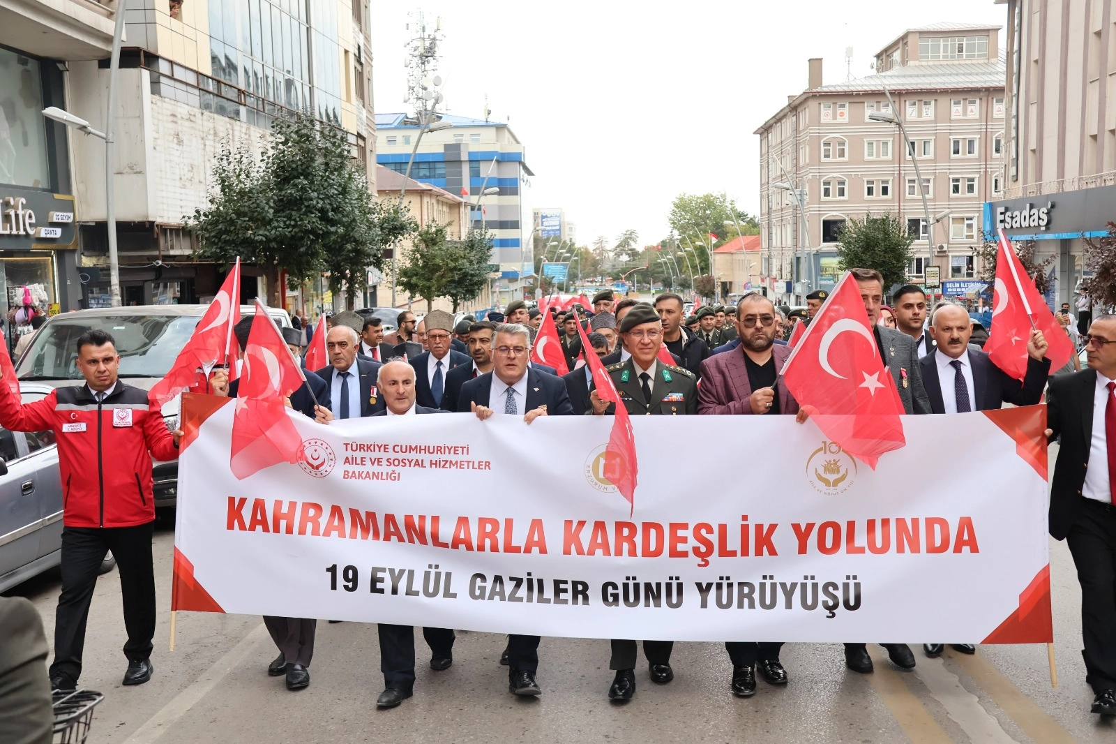 Erzurum’da gaziler için anlamlı yürüyüş 