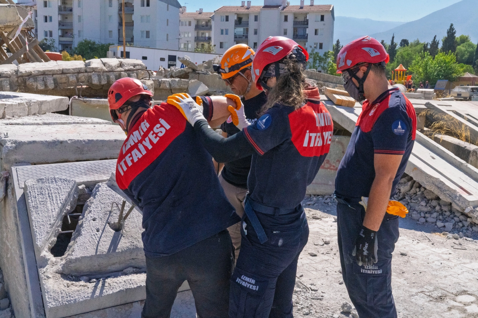 İzmir İtfaiyesi ağır arama kurtarmada güçleniyor 