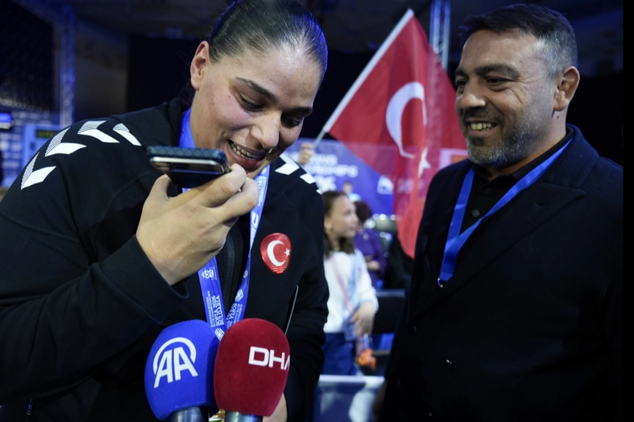 Avrupa şampiyonu milli boksöre Cumhurbaşkanı Erdoğan'dan tebrik 