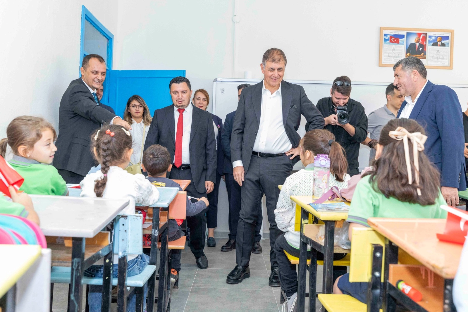 İzmir'de Kızıloba İlkokulu yenilendi çocuklar bayram etti 