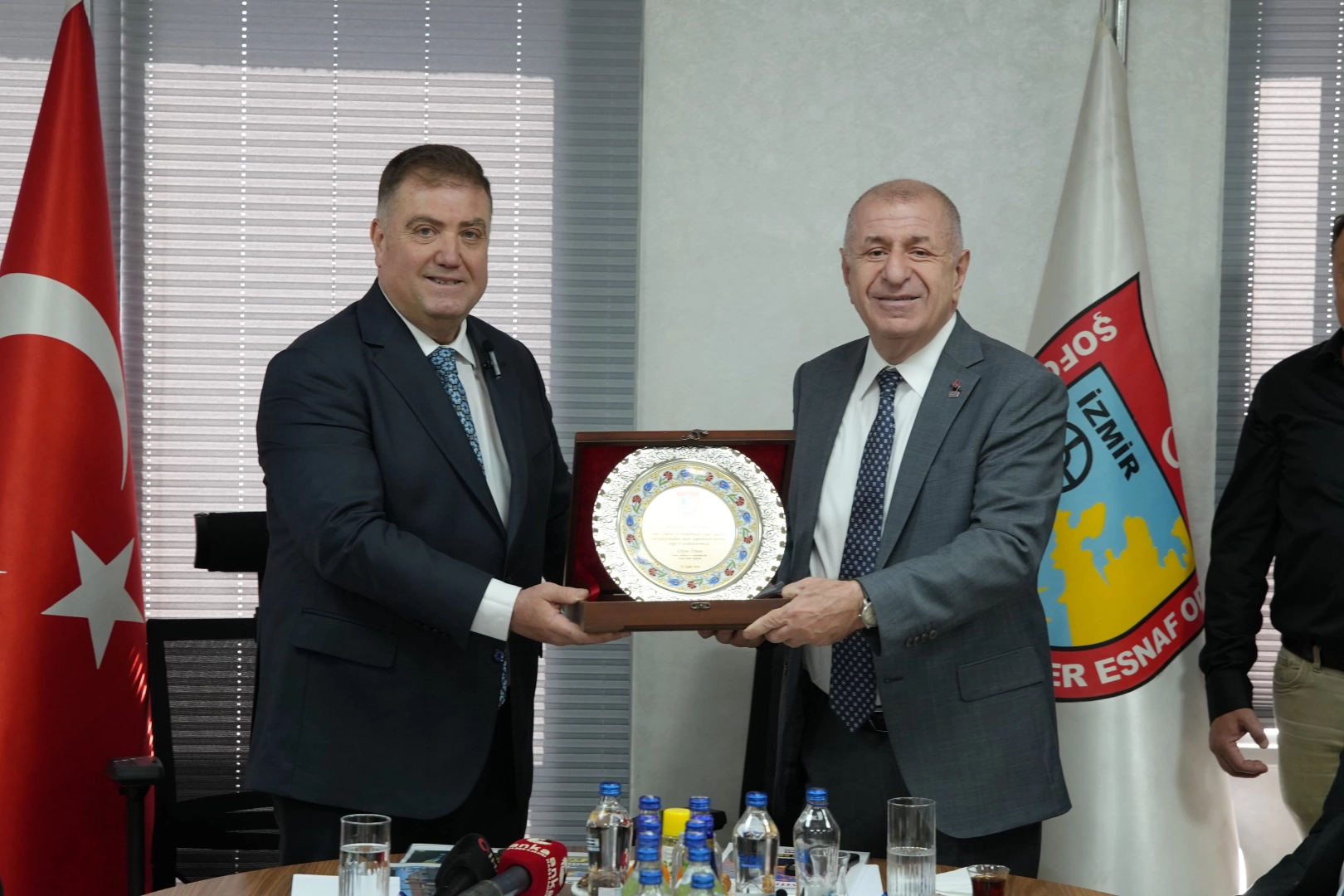 Prof. Dr. Özdağ’dan esnaf ve ekonomi çıkışı: Türkiye ağır bir buhran yaşıyor 