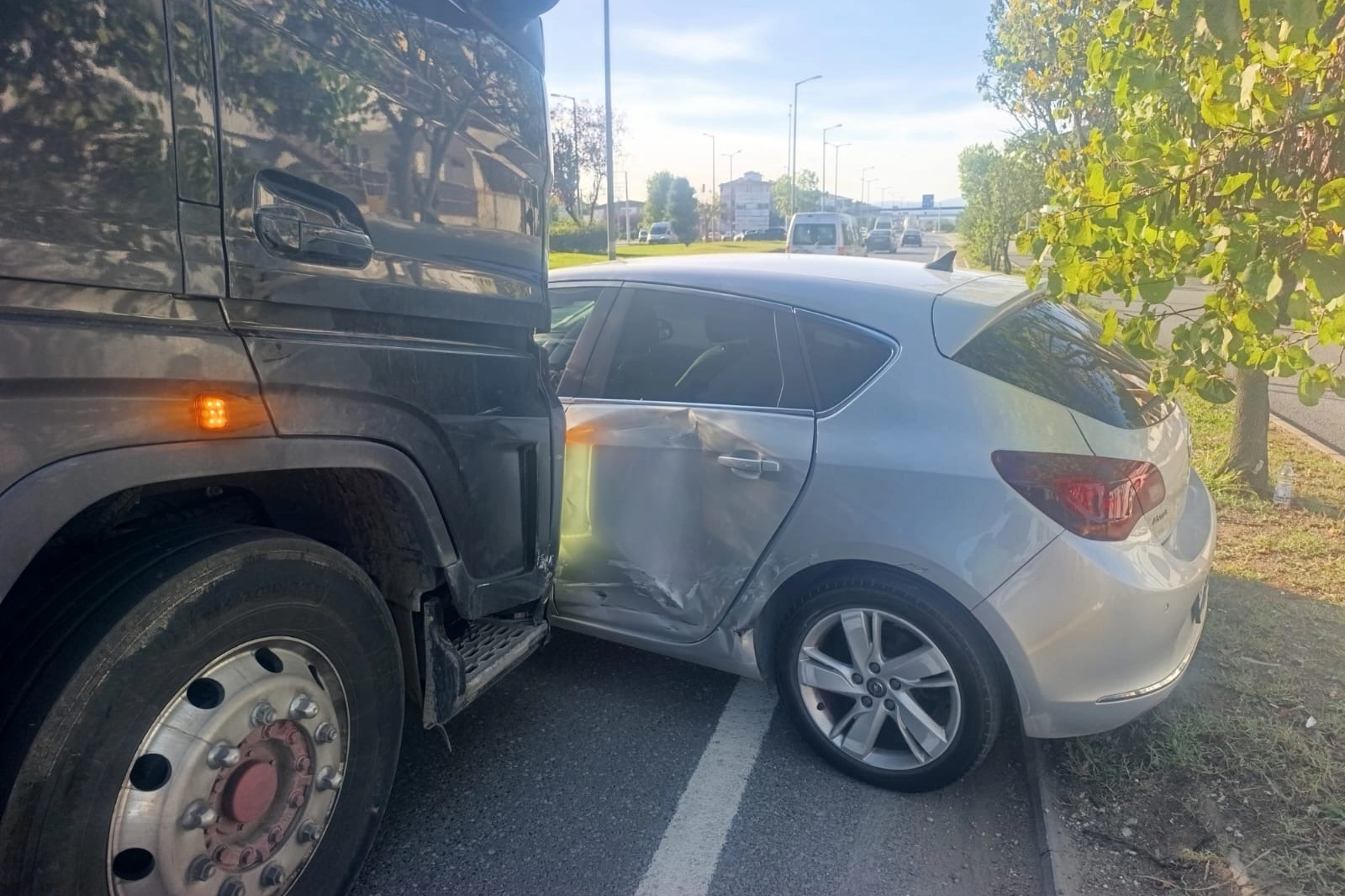 Düzce’de tır ile otomobil çarpıştı 