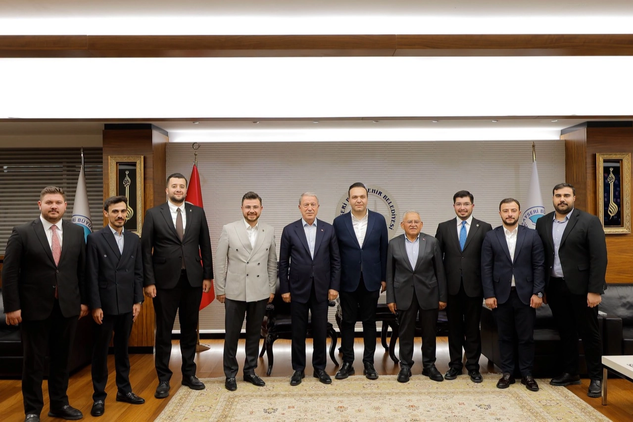 AK Partili gençler Başkan Büyükkılıç'la buluştu 