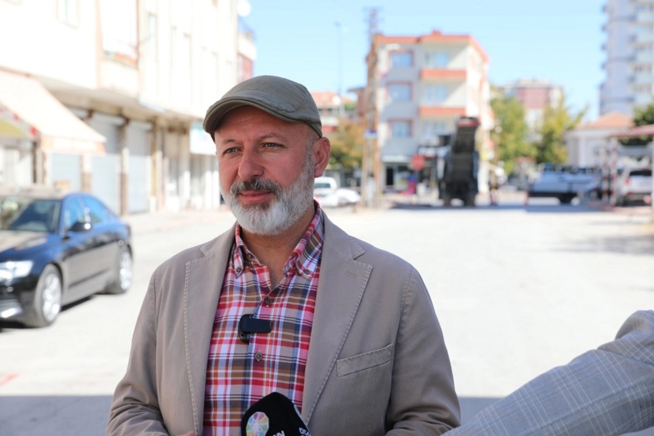 Kayseri Kocasinan'da freze aracıyla asfalt kazılıyor 