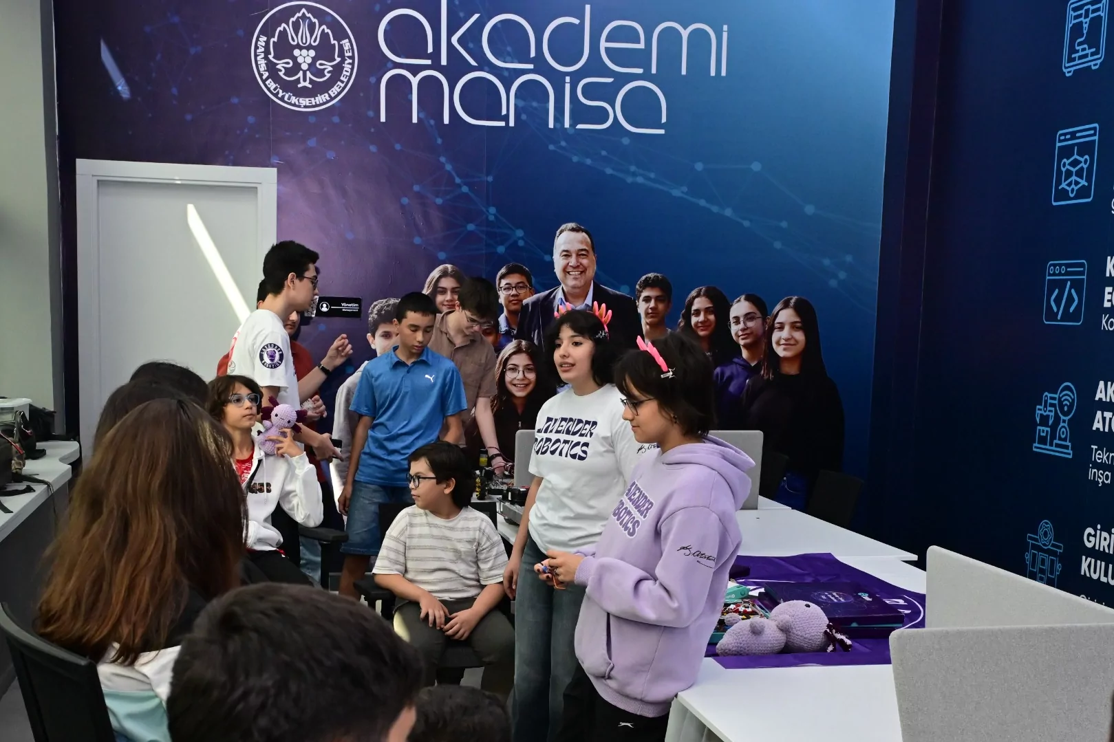 Akademi Manisa’da gençlere robotik ve mühendislik deneyimi 