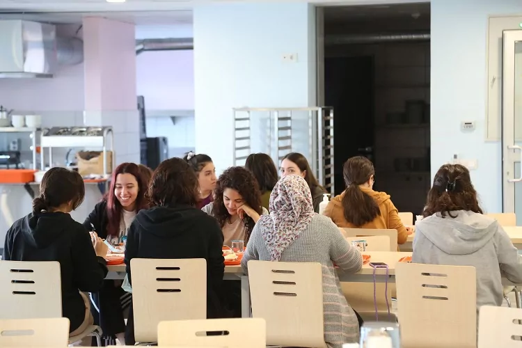 İBB öğrencilerin yanında 