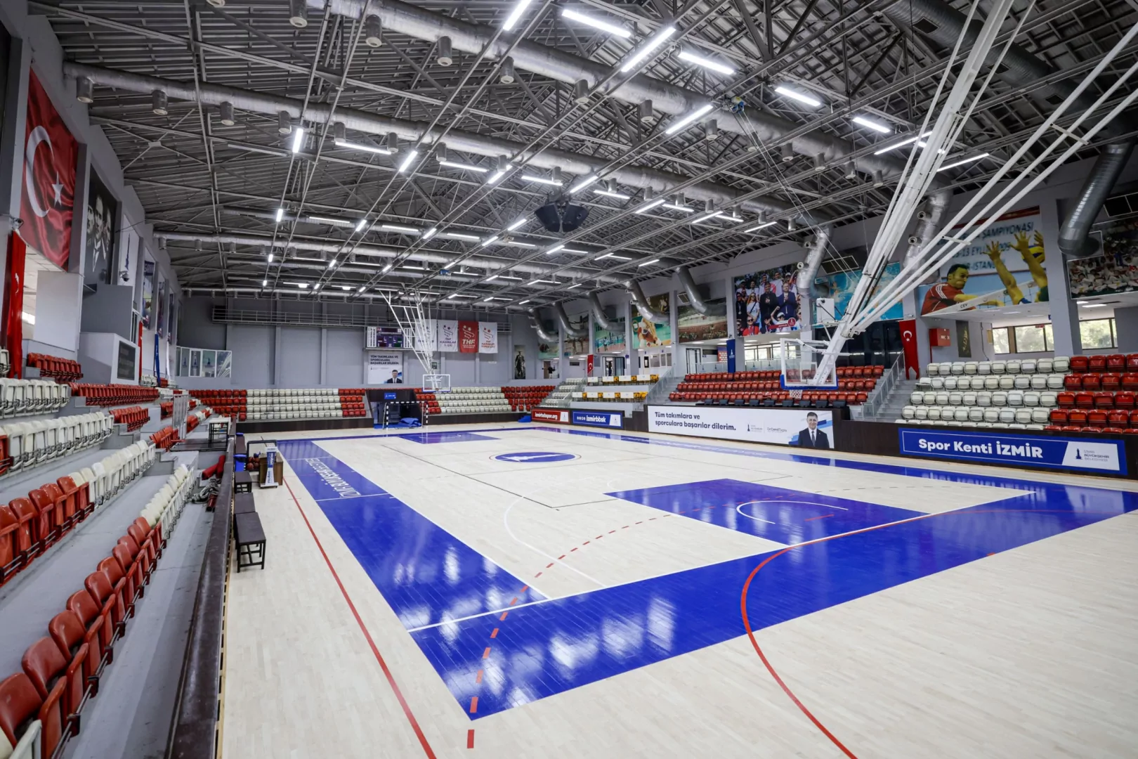 İzmir'de Celal Atik Spor Salonu yenilendi 