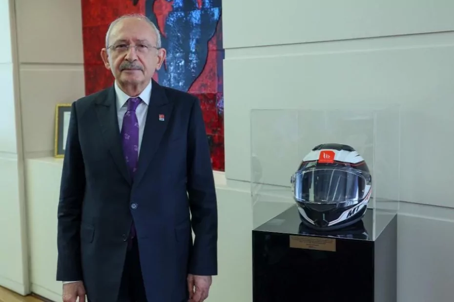 Kılıçdaroğlu, motokurye Murat Can Pekeroğlu’nun kaskını makam odasına koydu 