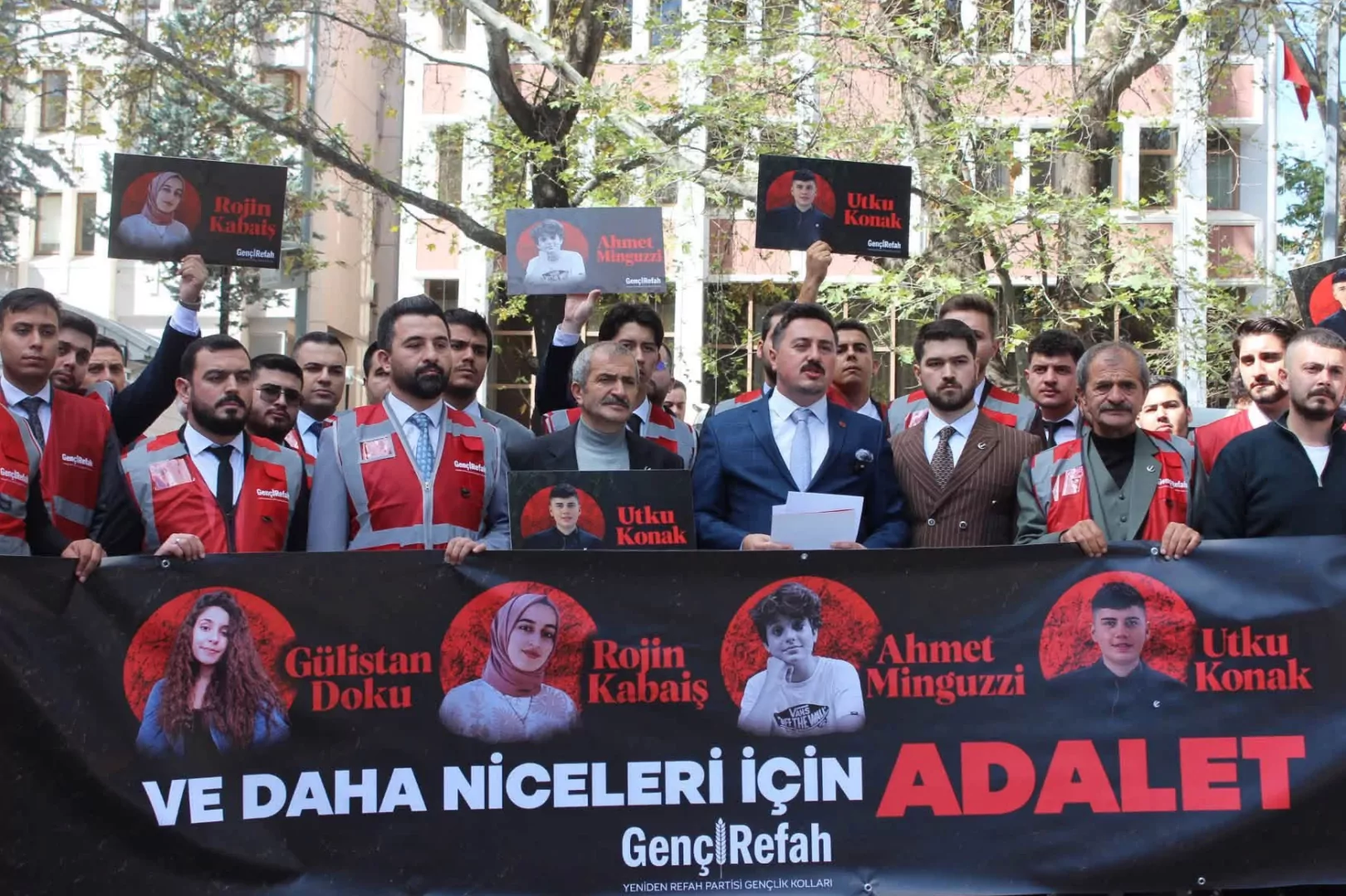 Yeniden Refah Gençlik Kolları’ndan Adalet Bakanlığı önünde “adalet” çağrısı 