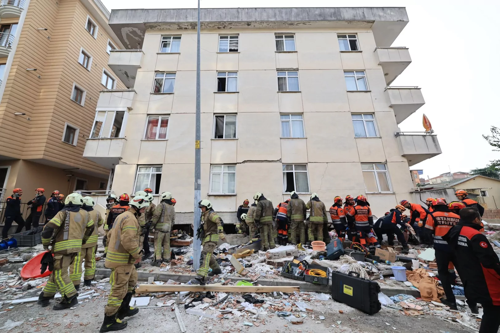 Maltepe’de 280 personel ve 107 araçla arama kurtarma sürüyor... Acı haberler geldi 