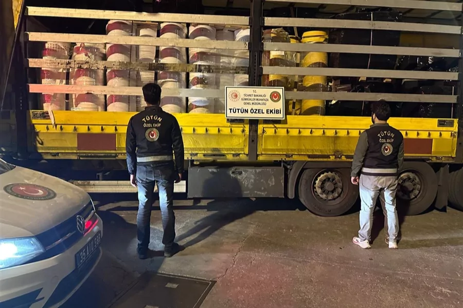 İzmir’de kaçak sigara fabrikasına baskın! Ele geçirilenlerin değeri 125 milyon TL’yi aştı 