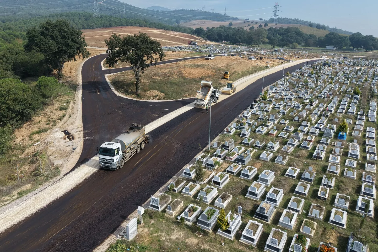 Bursa Büyükşehir'den Erdoğanköy Kent Mezarlığı'nın yollarına yenileme 